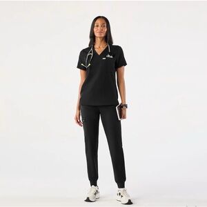 Wear Figs Women’s Black Catarina One Pocket Scrub Top - Size M